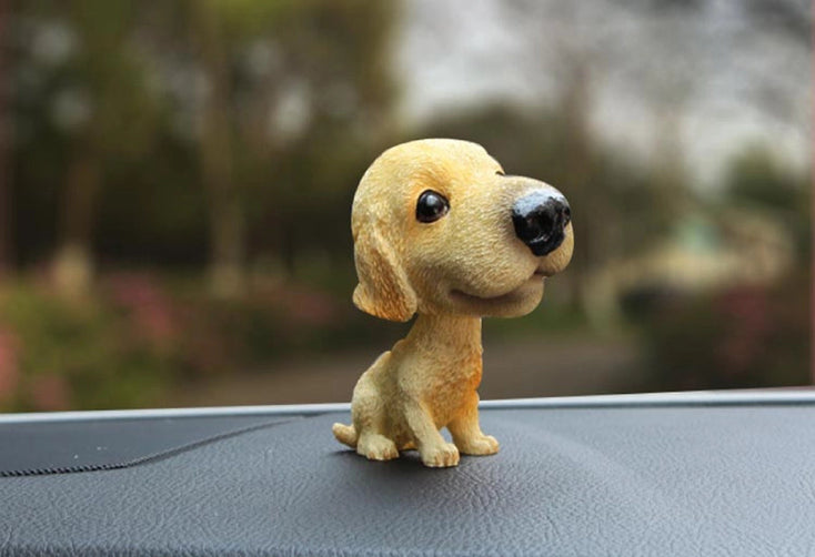 Image of a labrador car bobblehead in a car