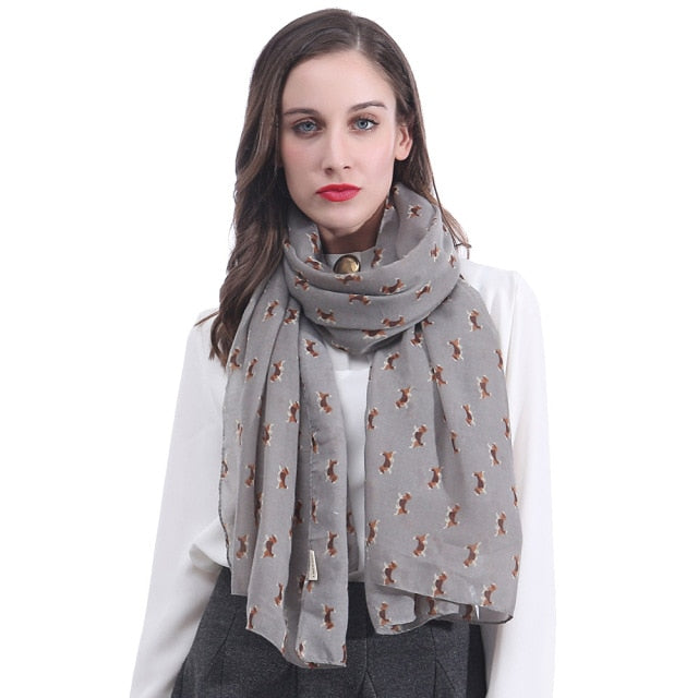 Image of a lady wearing an infinite Beagle scarf in the color grey