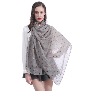 Image of a lady flaunting an infinite Beagle scarf in the color grey