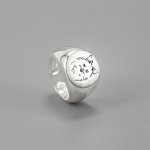 Image of a signet Pomeranian ring in smiling Pomeranian design made of silver